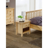 Table de chevet en situation dans une chambre moderne