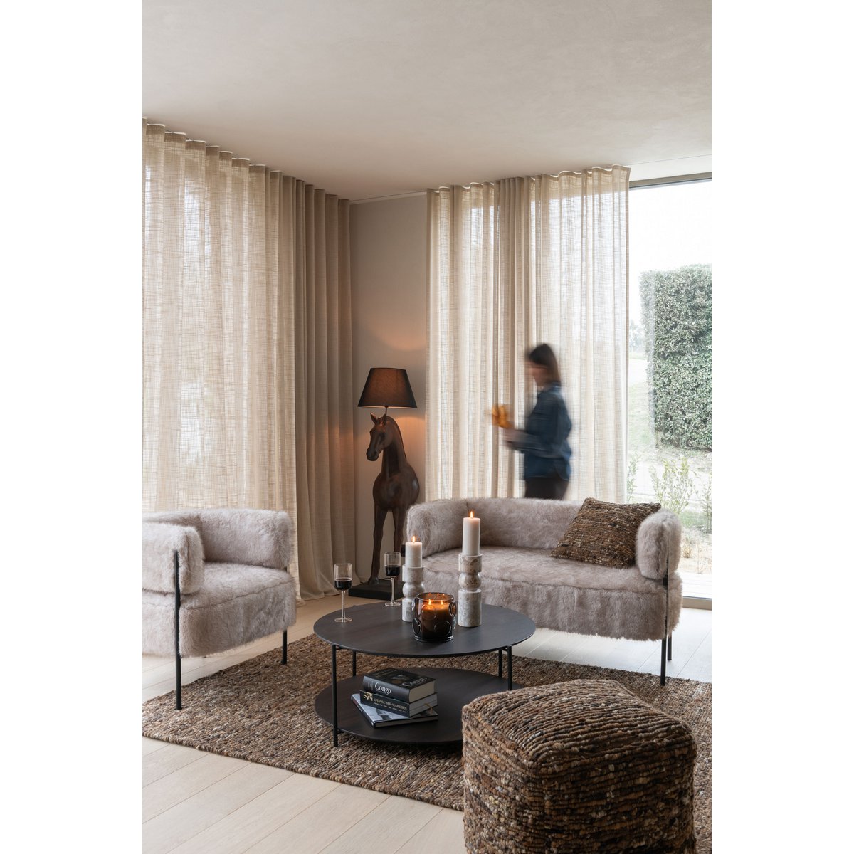 Vue latérale de la table basse J-Line, dimensions et matériaux en évidence.