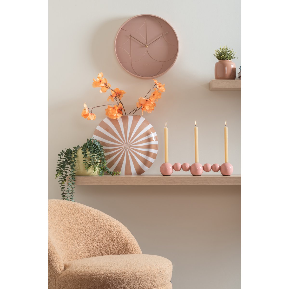 Bougeoir Bulles Droites sur une table, ambiance cosy