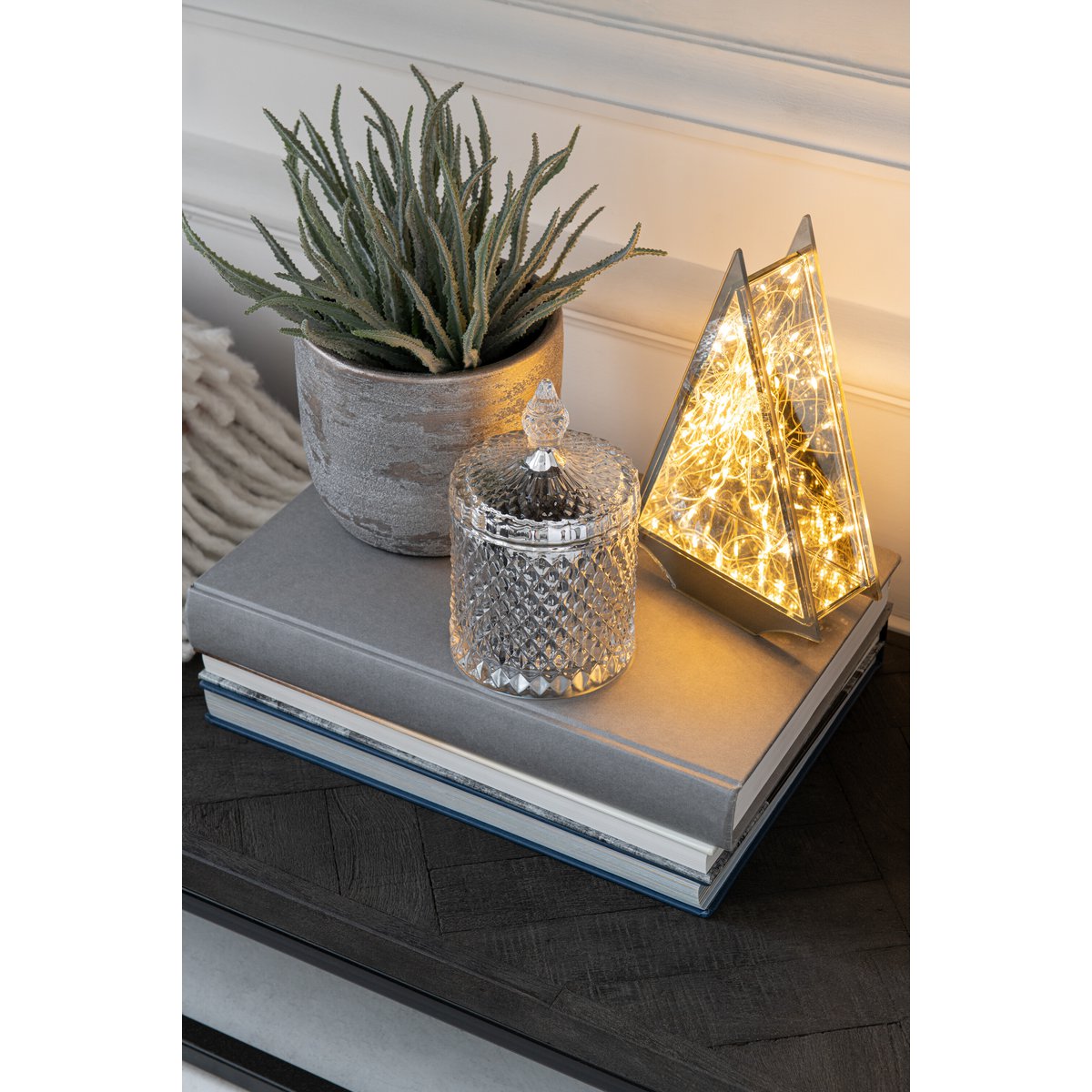Décoration de Noël en verre doré dans un salon