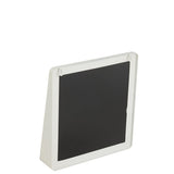 Miroir J-Line installé dans un salon, ajoutant luminosité et élégance