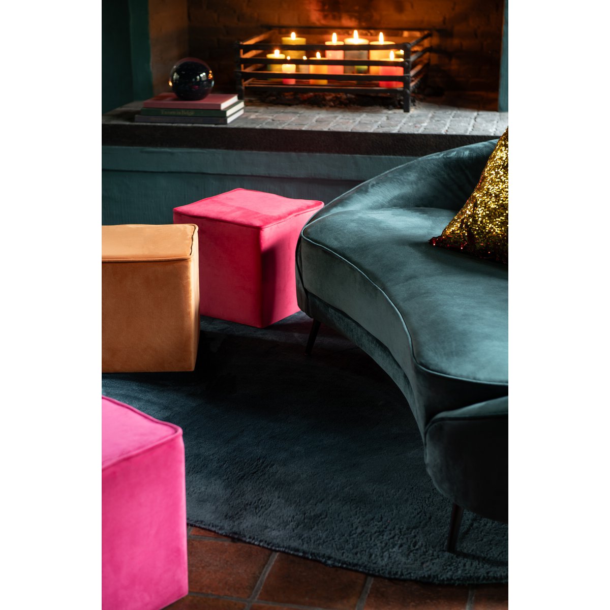 Pouf Cube Velours Rose Vif J-Line en gros plan sur la texture du velours