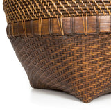 Panier à linge colonial en rotin dans un intérieur chic