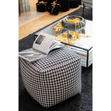 Pouf J-Line sur un tapis, ajoutant du style à l'intérieur