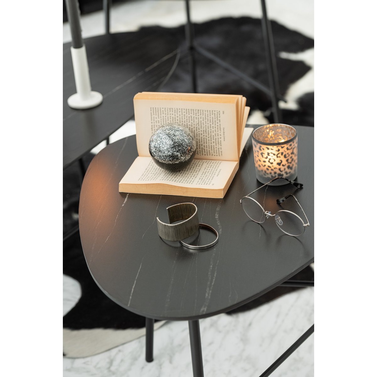 Presse-papier J-Line Layers sur un bureau moderne