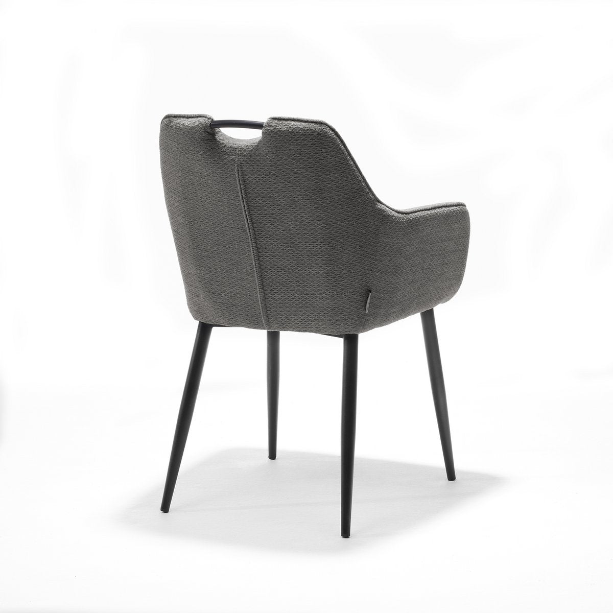 Détail du fauteuil Adele montrant le tissu et la poignée intégrée