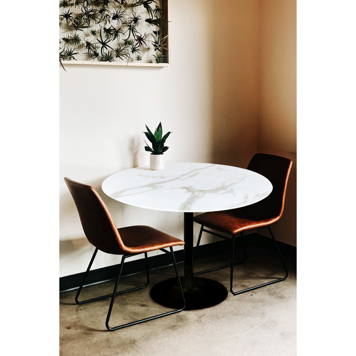Table de salle à manger moderne avec base en métal noir