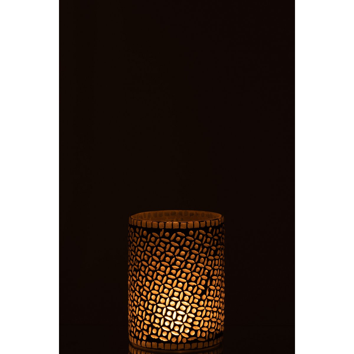 Ambiance chaleureuse avec la lanterne J-Line Pattern allumée