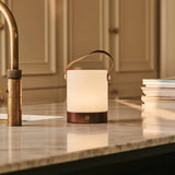 Lampe de table rechargeable en bois marron foncé Avery