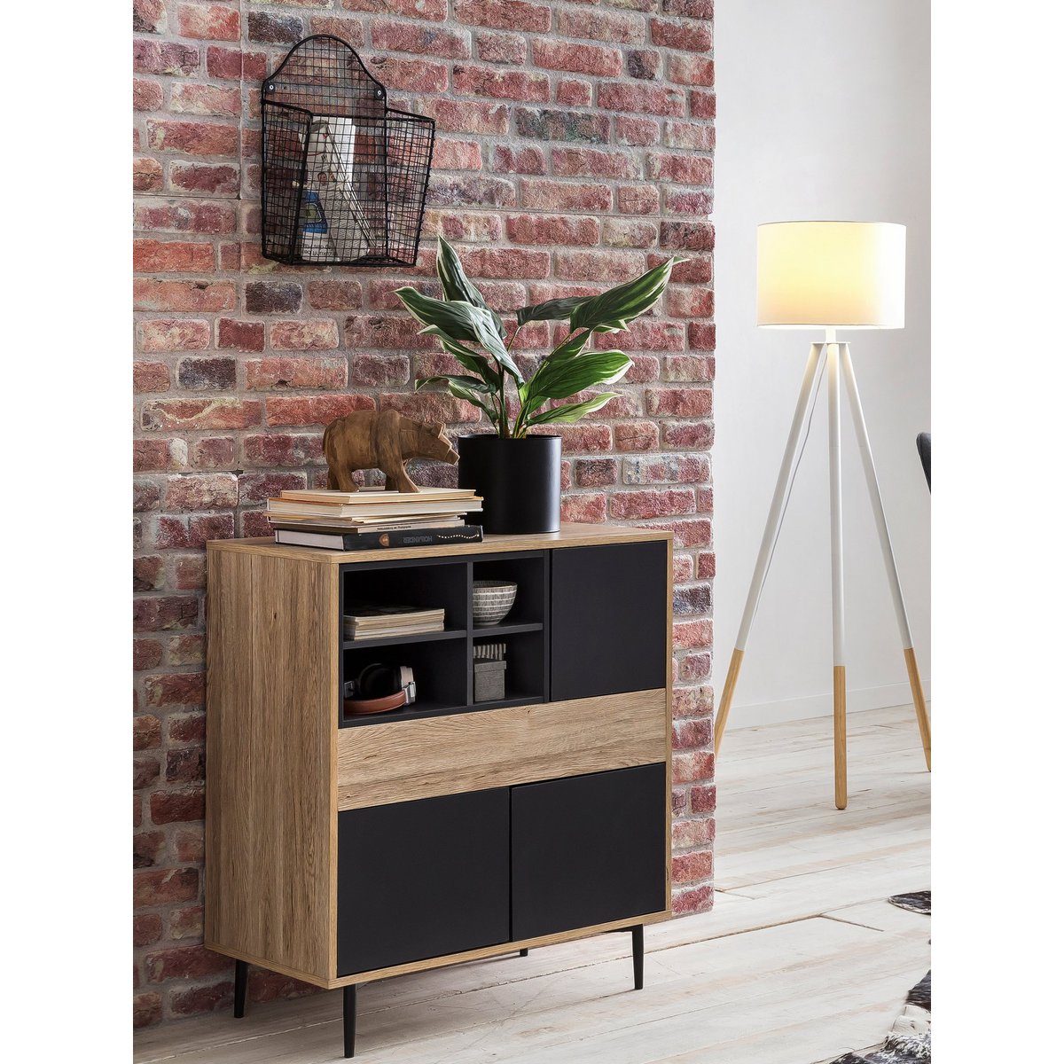 Commode scandinave avec accessoires décoratifs