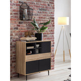 Commode scandinave avec accessoires décoratifs