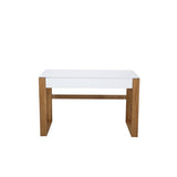 Bureau scandinave blanc avec pieds en bois dans un salon moderne