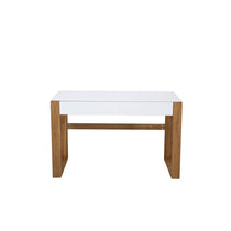 Bureau scandinave blanc avec pieds en bois dans un salon moderne