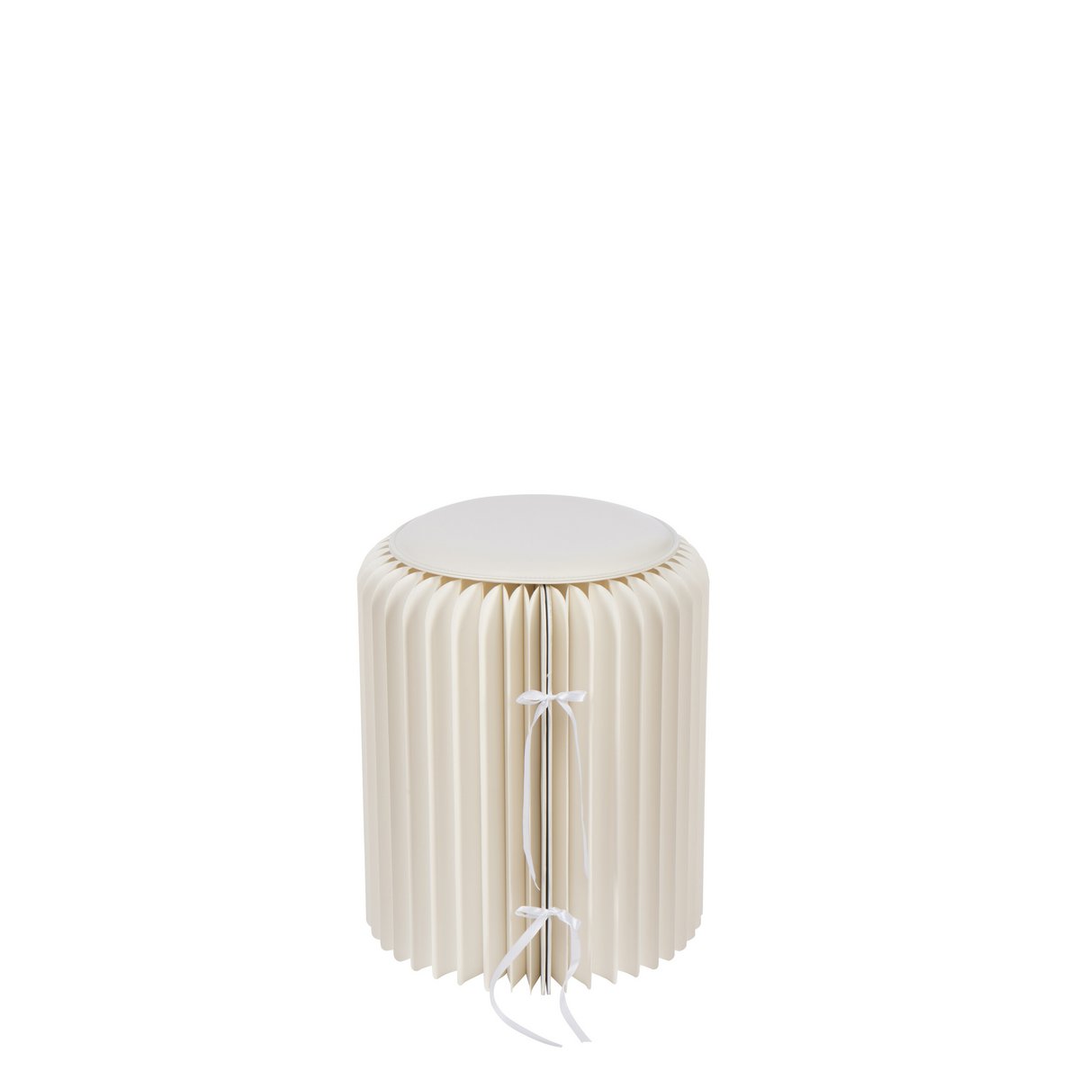 Pouf J-Line pliable en papier blanc cassé dans un salon moderne