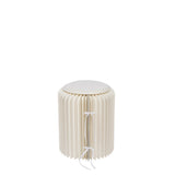 Pouf J-Line pliable en papier blanc cassé dans un salon moderne