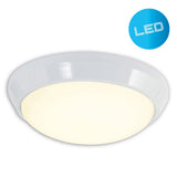 Détail du plafonnier LED en métal blanc, ambiance moderne et élégante