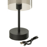 Lampe de table J-Line Woa éclairant un espace de vie