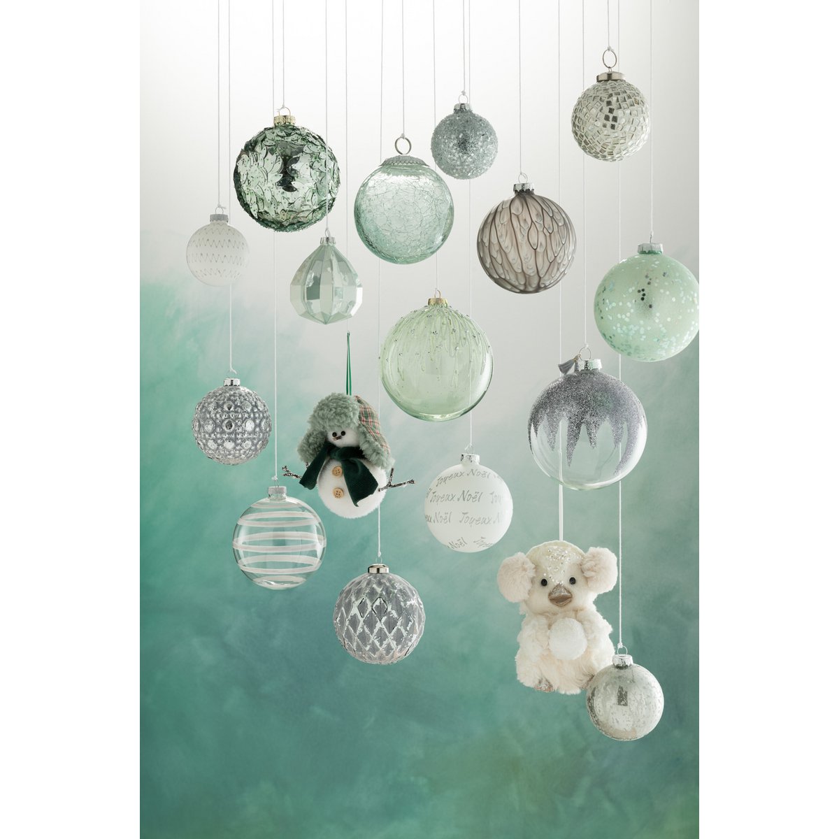 Décoration festive avec boules de Noël en verre gris antique