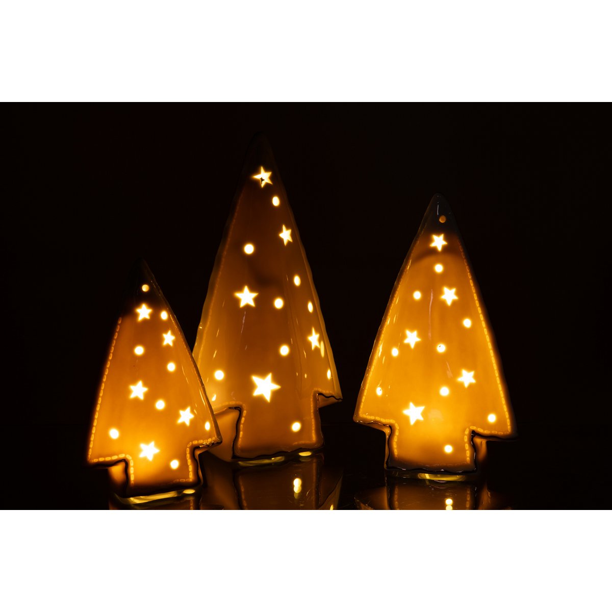 Lot de 3 sapins de Noël en céramique blanc sur fond neutre