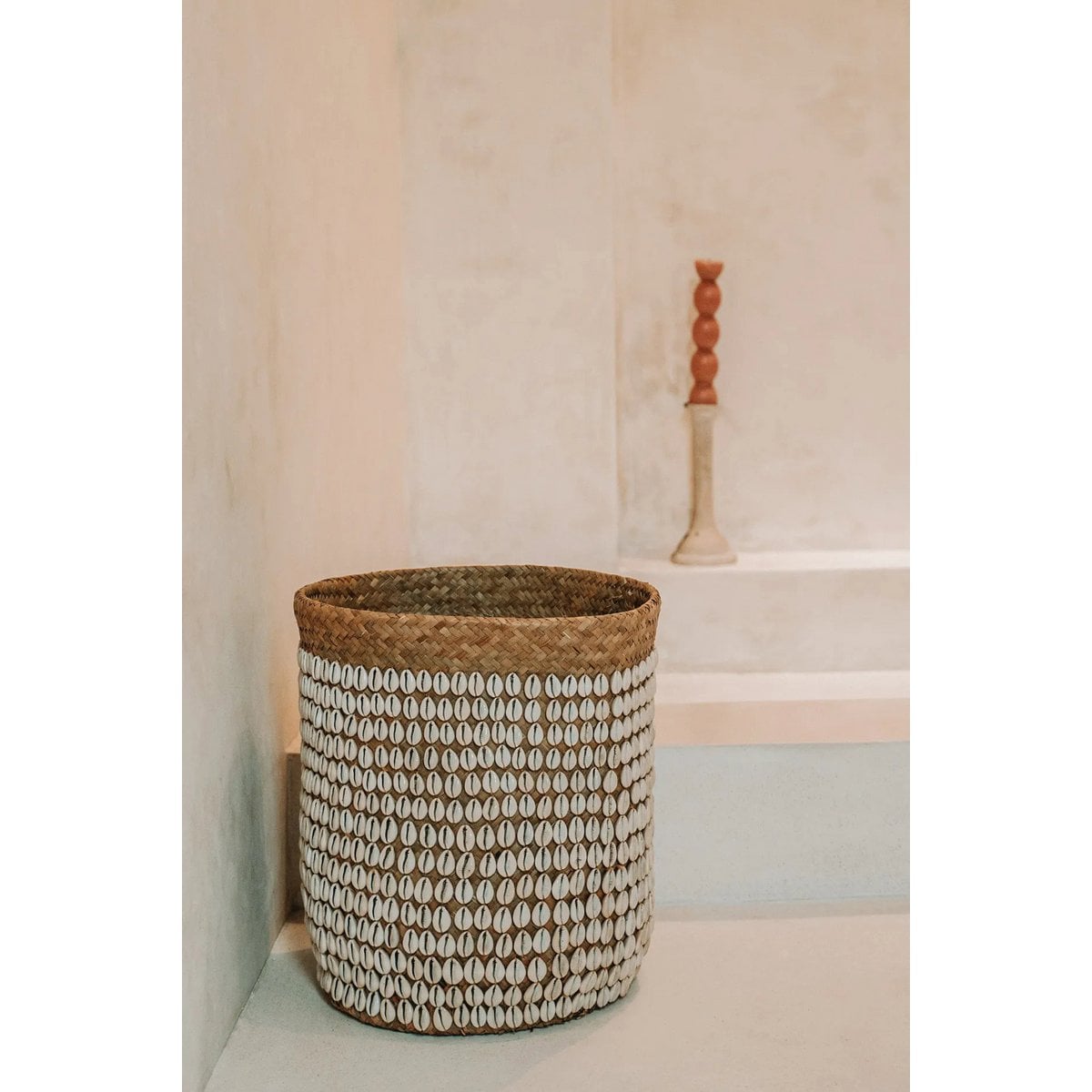 Panier Pandan 231 sur une étagère, ambiance chic