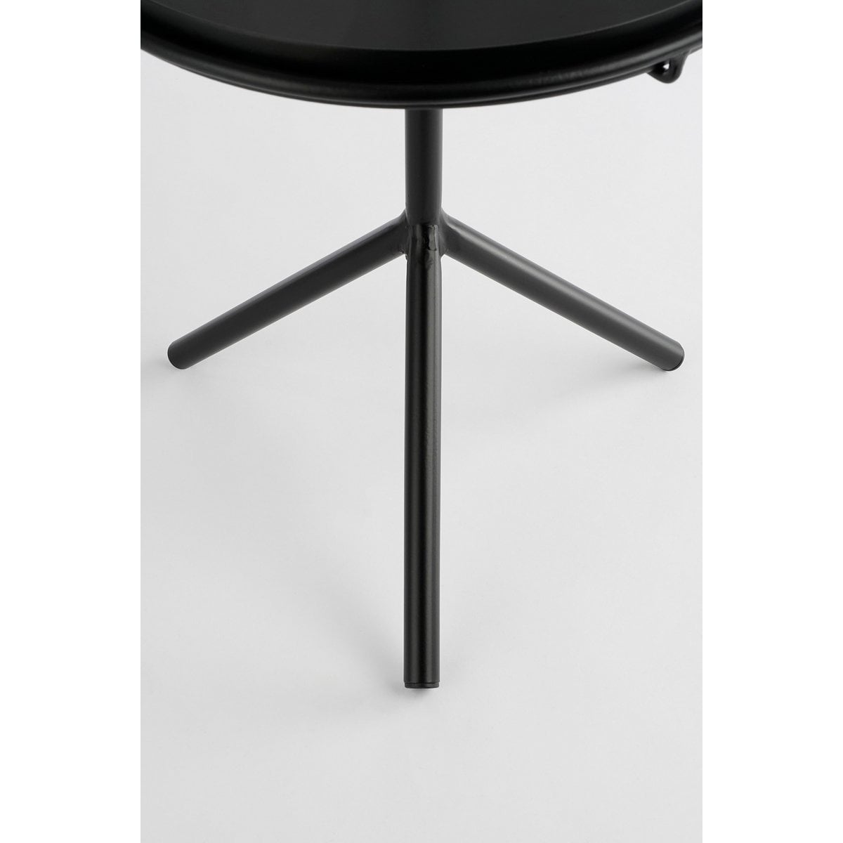 Table d'appoint Aston Noir dans un intérieur chic et contemporain
