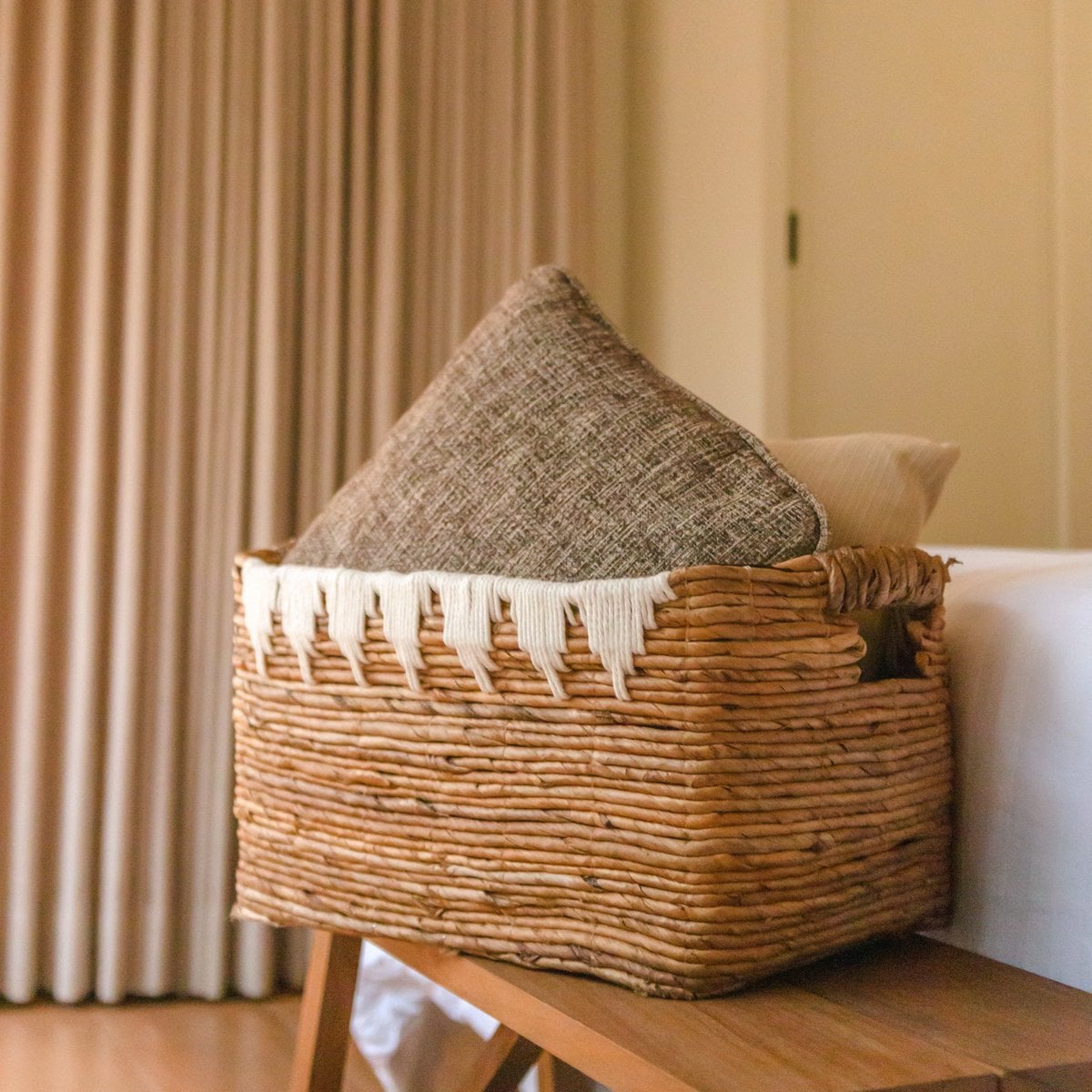 Panier Pisang en fibre de bananier avec motifs en coton blanc