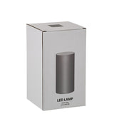 Lampe J-Line Shiny, allumée dans un salon moderne