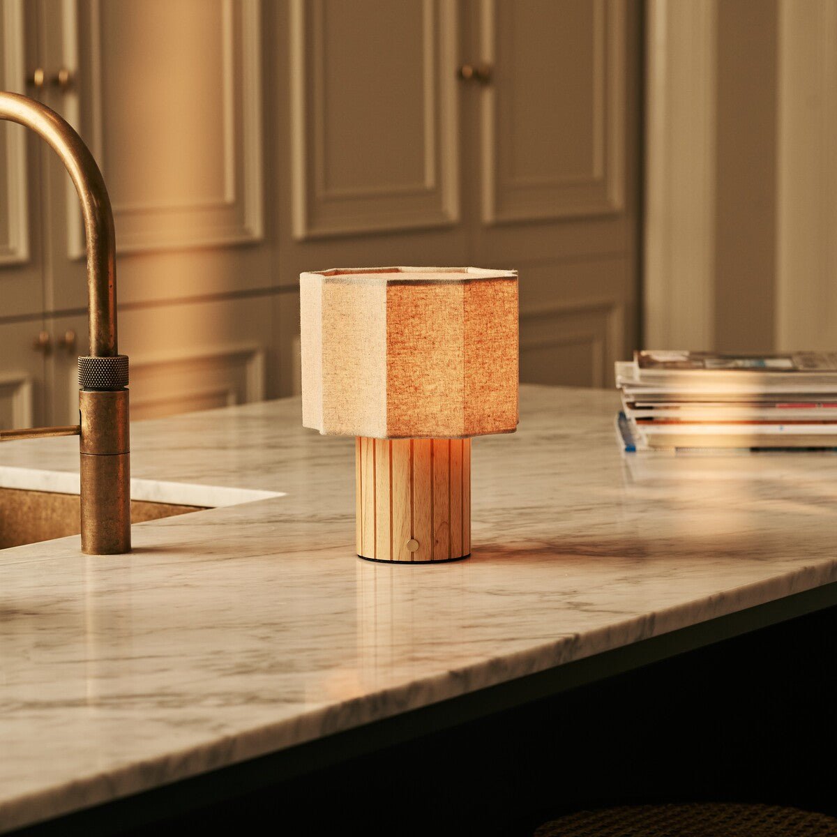 Lampe de table rechargeable en bois clair marron