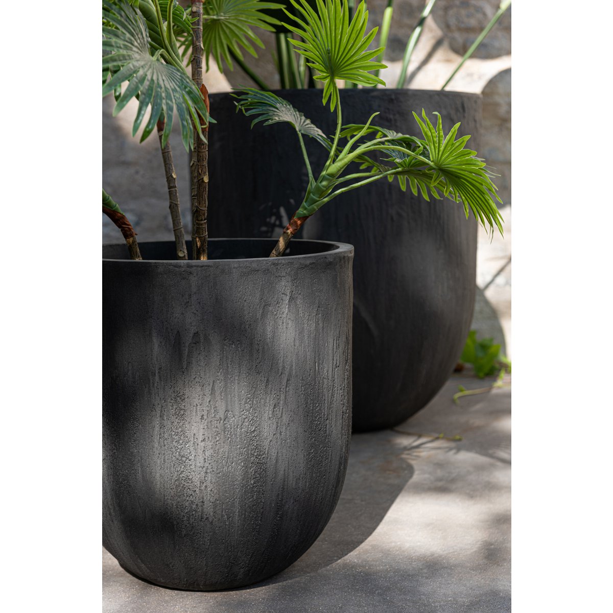 Vase J-Line noir, intégré dans un décor moderne de salon
