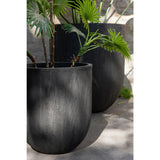 Vase J-Line noir, intégré dans un décor moderne de salon