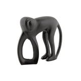 Statue singe en métal noir sur une étagère, vue de face