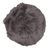 Coussin en peau d'agneau véritable marron clair sur une chaise
