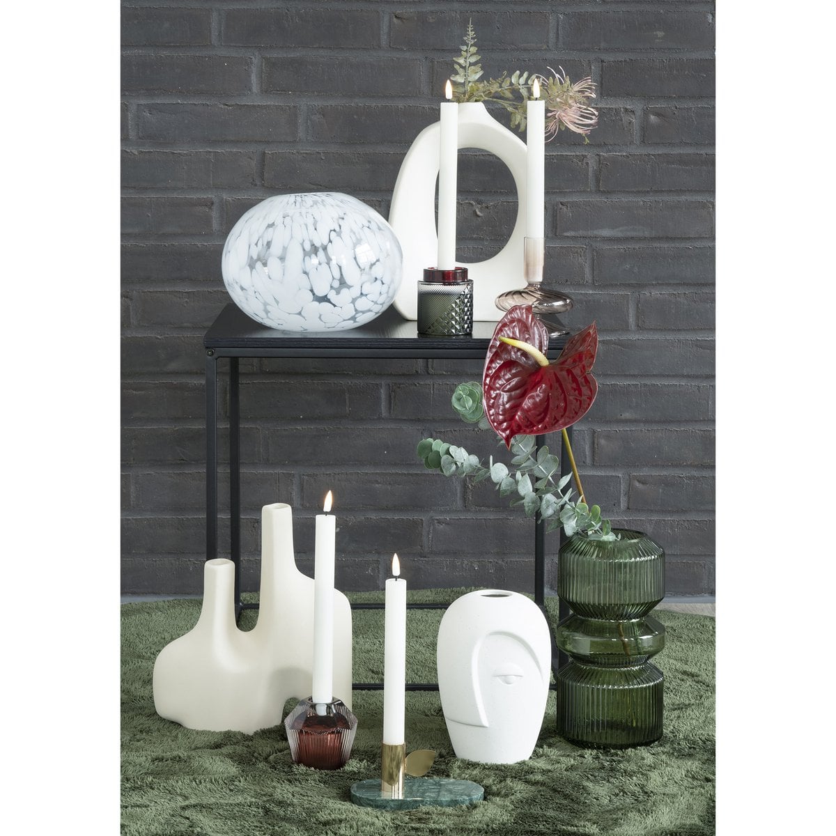Vase en verre vert, vue d'ensemble dans un salon