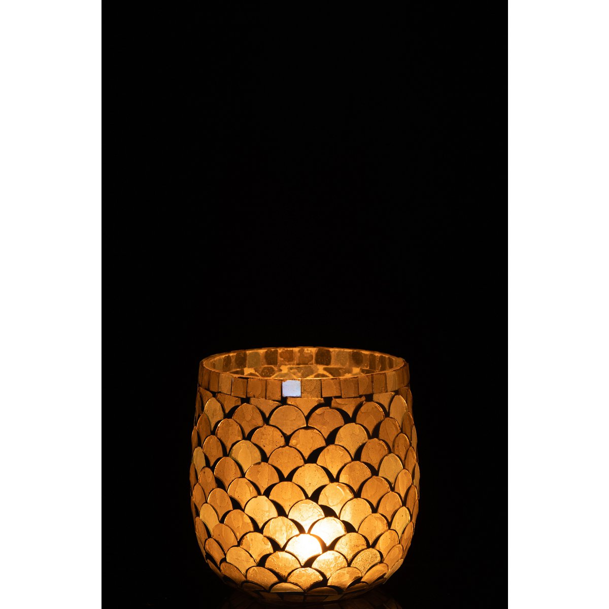 Bougeoir J-Line sur une table, créant une ambiance lumineuse