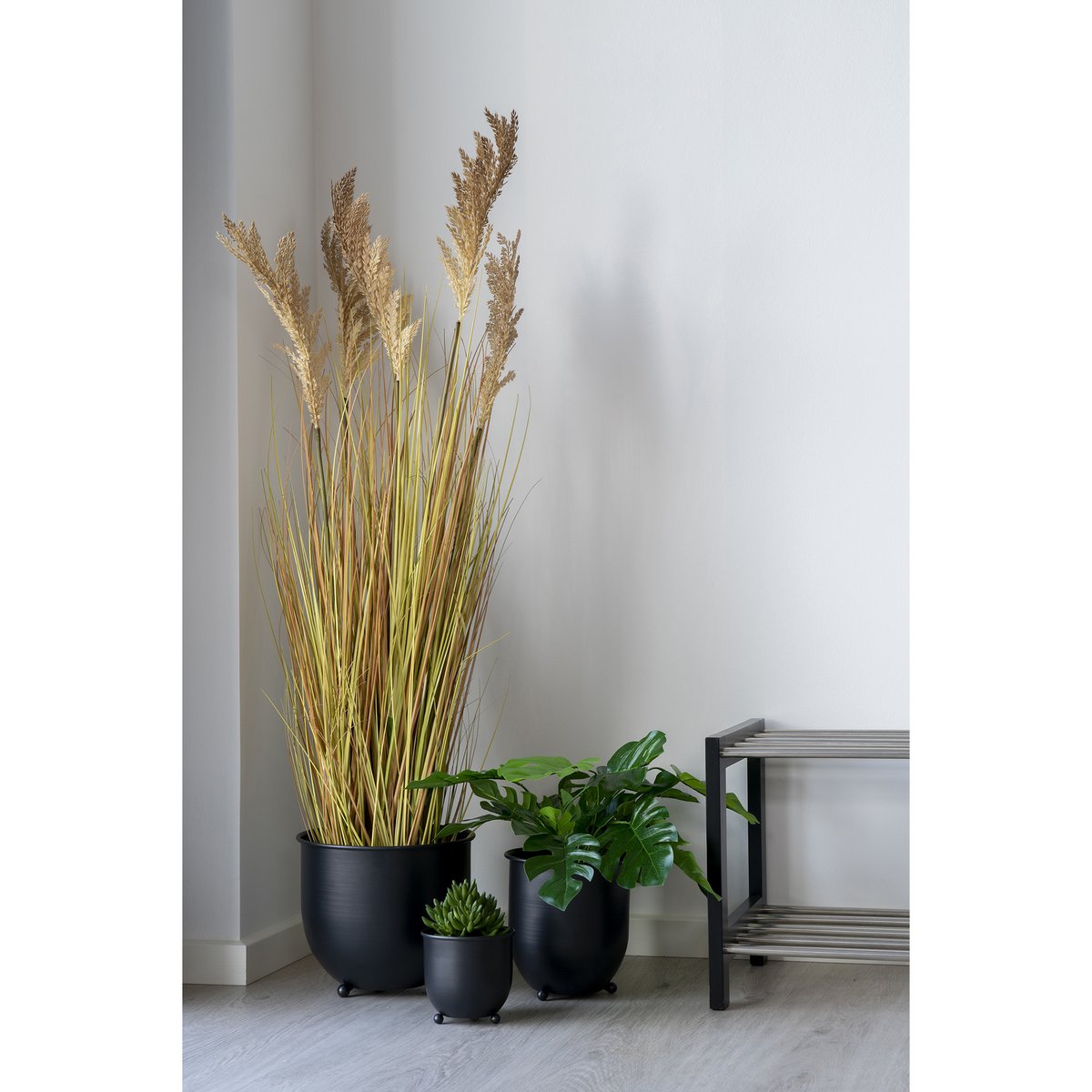 Détail du pot de fleurs Nova, finition métallique