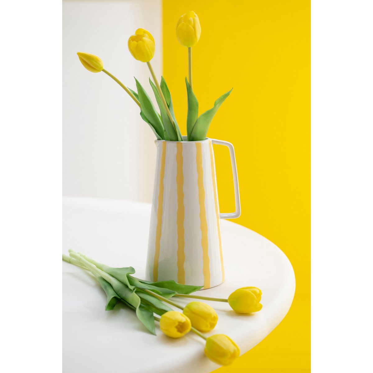 Vue d'ensemble du bouquet de tulipes J-Line sur table