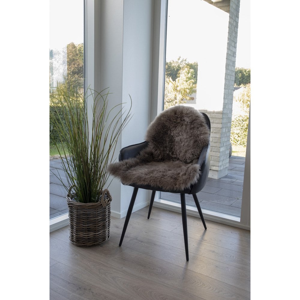 Détail de la texture douce du tapis en peau d'agneau marron clair