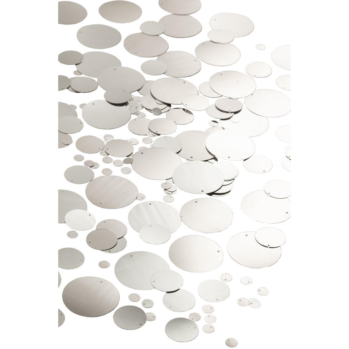 Lot de 1000 paillettes J-Line argentées, mises en scène dans une décoration élégante