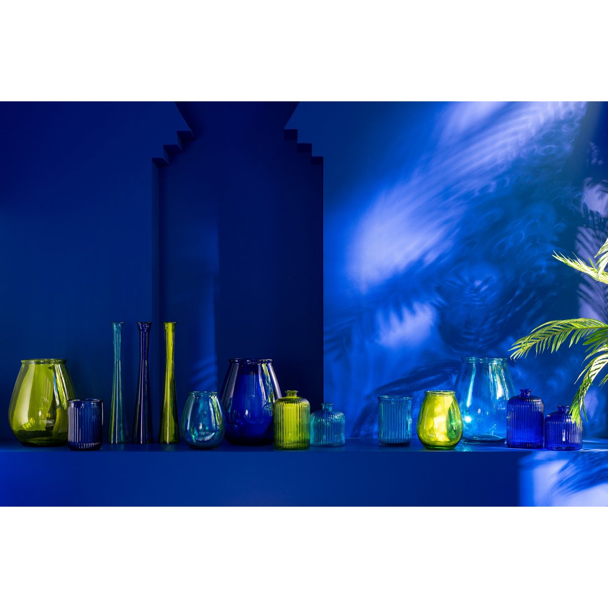 Vue détaillée du vase tube J-Line en verre aqua, parfait pour la décoration intérieure.
