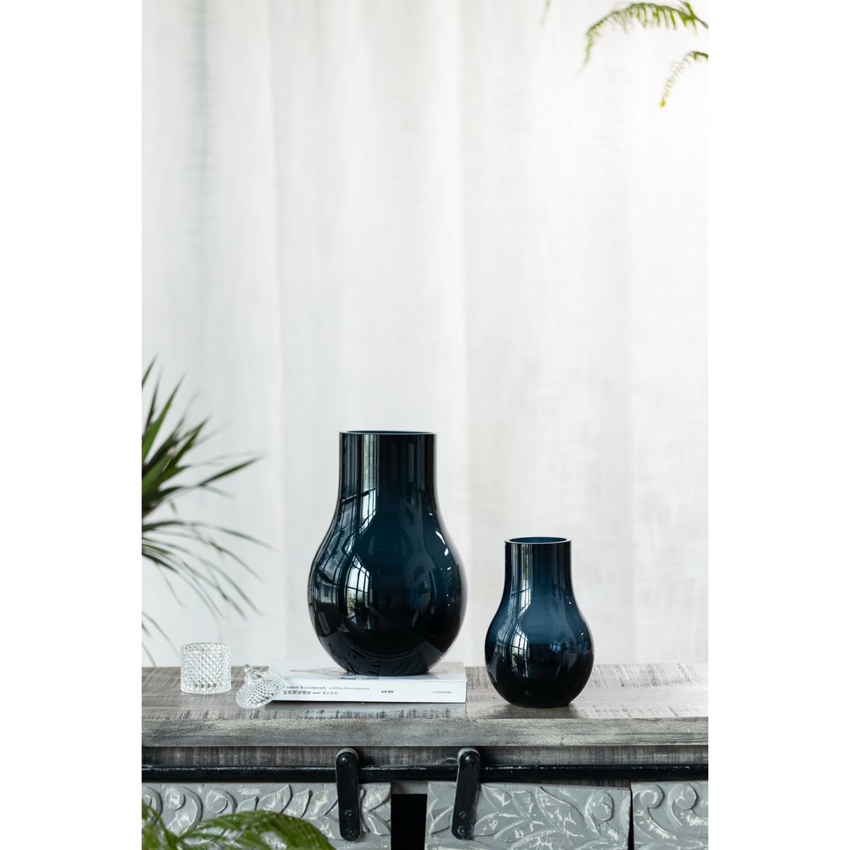 Détails du vase DAVOS, courbes et couleur bleu profond