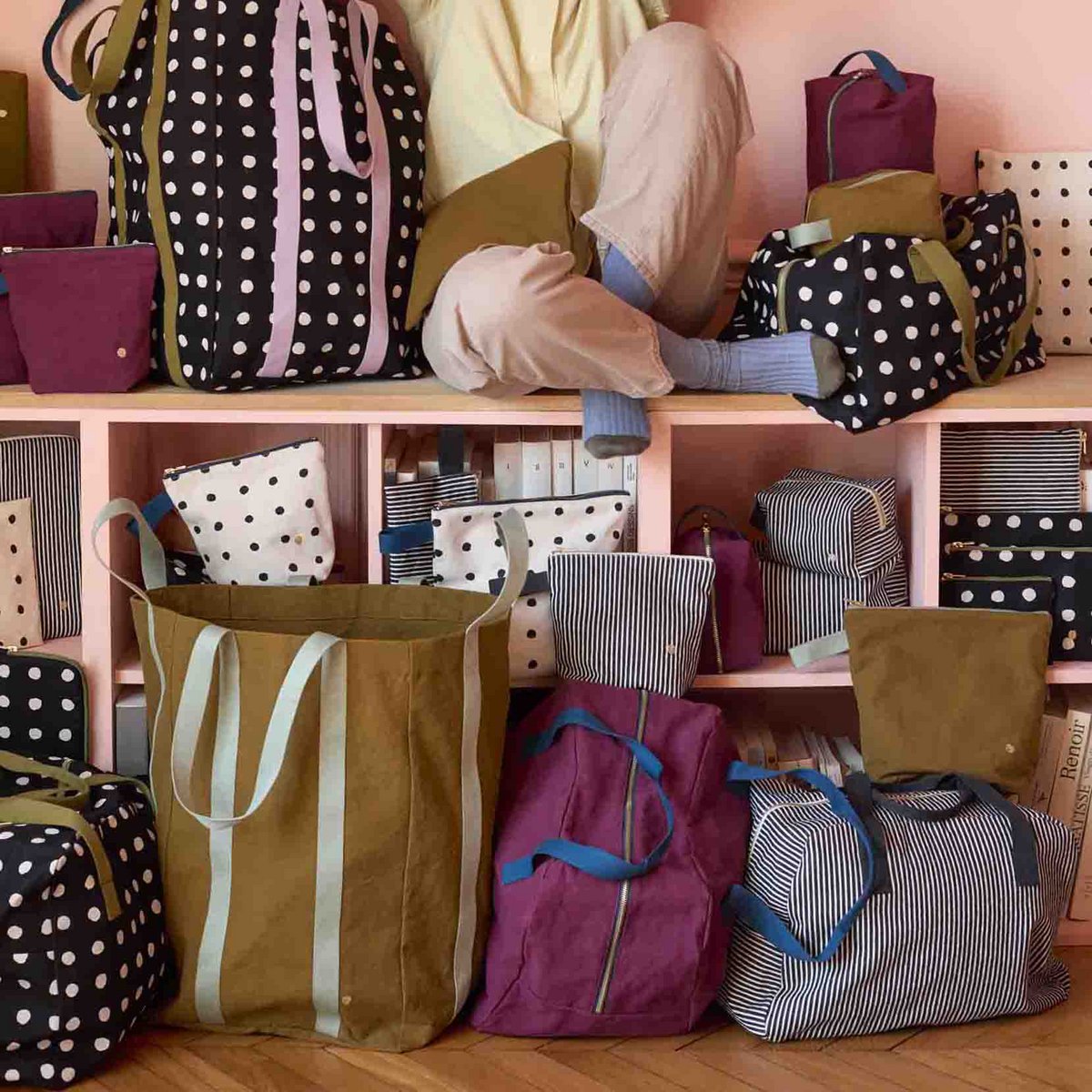 Sac Iona Wine sur une table en bois - ambiance chic