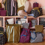Sac Iona Wine sur une table en bois - ambiance chic