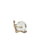 Détail de la texture de la statue boule en cristal beige