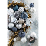 Détail des boules de Noël J-Line en verre avec motifs rayures et glitter