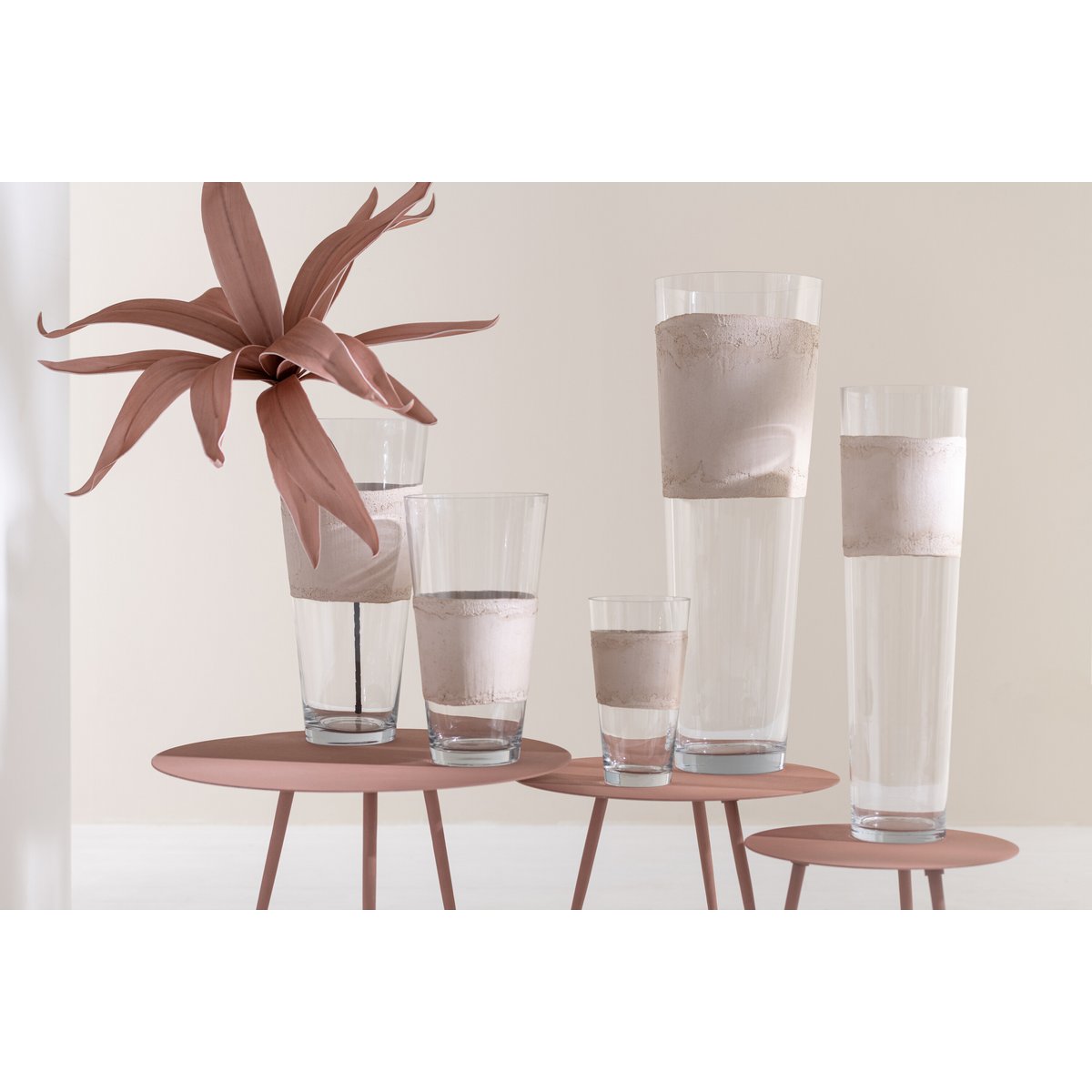 Vase J-Line Delph, grand format, en verre transparent et beige, ambiance salon