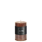 Bougie cylindrique marron J-Line, mise en scène dans un salon moderne.
