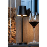 Lampe de table J-Line Goa, mise en scène avec d'autres accessoires déco