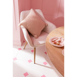 Coussin Soft Pompoms J-Line sur un lit avec une ambiance bohème