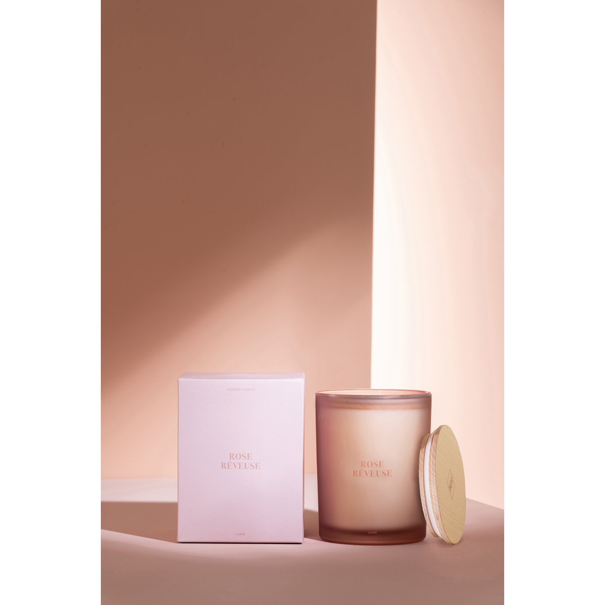 Vue rapprochée de la bougie parfumée Rose Rêveuse de J-Line