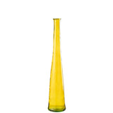 Vase J-Line sur une table, ajoutant une touche de luxe à la décoration